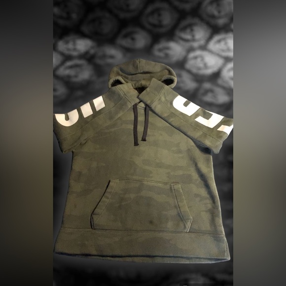 HOLLISTER SMALL camo printed hooded pull over branded in white along sleeves! - Picture 2 of 4